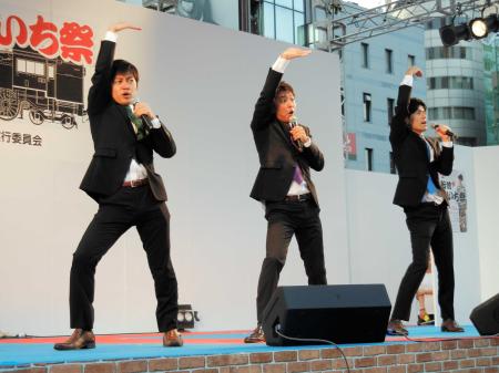 　初ライブを行った「アナサー男子三人衆」の（左から）森圭介アナ、藤田大介アナ、青木源太アナ＝東京・新橋