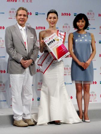 　グランプリの大西春香さんを挟んで笑顔のデーブ・スペクター（左）と山口もえ（右）＝東京・丸ビルホール