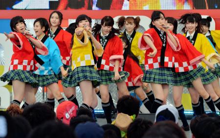 　東京アイドルフェスティバルで熱唱する指原莉乃（左から４人目）らＨＫＴ４８（撮影・佐々木彰尚）