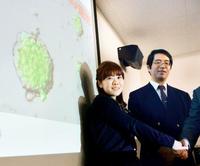 STAP細胞の研究を発表し握手する理化学研究所の発生・再生科学総合研究センターの笹井芳樹副センター長(右)と小保方晴子氏=1月28日、神戸市中央区
