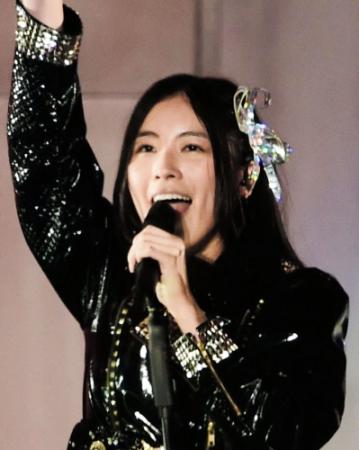 大島優子が務めていたセンターで「前しか向かねえ」を歌う松井珠理奈＝東京ドーム