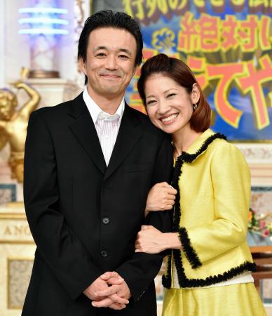 　結婚を発表し笑顔を見せる金山一彦（左）と大渕愛子弁護士＝２４日、東京・麹町の日本テレビ