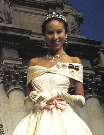 映画「ローマの休日」のアン王女風ドレスで登場した道端アンジェリカ＝東京・東銀座