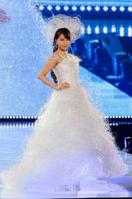 ウエディングドレス姿で登場した加藤夏希=神戸市のワールド記念ホール