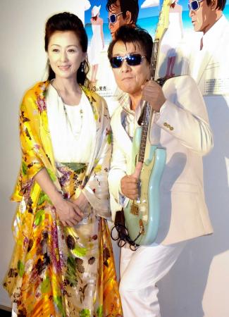 　２４年ぶりに洋装で歌った長山洋子（左）とレーモンド松屋＝東京・バーレストラン青山