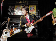 父の代わりに熱いパフォーマンスを披露したケンイチ大倉=東京・銀座TACT