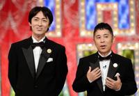 囲み取材でコンビ解散を否定するナインティナインの岡村隆史(右)と矢部浩之=東京・フジテレビ(撮影・開出 牧)