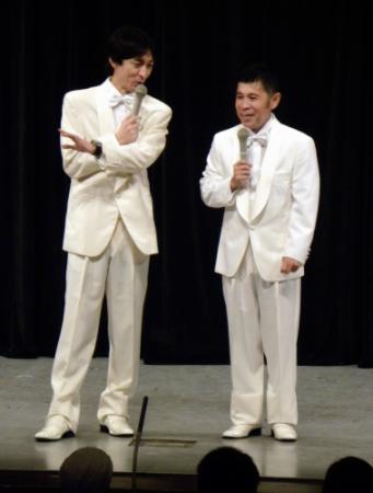 特別公演を行ったナインティナインの矢部浩之（左）と岡村隆史＝大阪・なんばグランド花月
