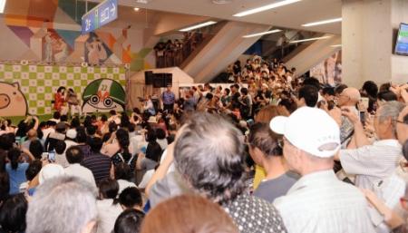 オールスター競輪のイベントに大勢の観客を集めた日本エレキテル連合（左後方）＝グリーンドーム前橋（撮影・開出　牧）
