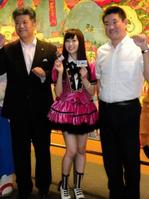 葛城市の山下和弥市長(左)と奈良市の仲川げん市長(右)から観光大使の名刺を手渡された渡辺美優紀(中)=奈良市・100年会館