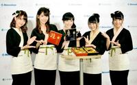 AKB48コラボおせちをお披露目する(左から)加藤玲奈、柏木由紀、渡辺麻友、向井地美音、大和田南那=東京・秋葉原