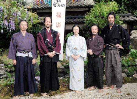 クランクアップに感慨深げな（左から）高橋一生、松坂桃李、中谷美紀、濱田岳、速水もこみち