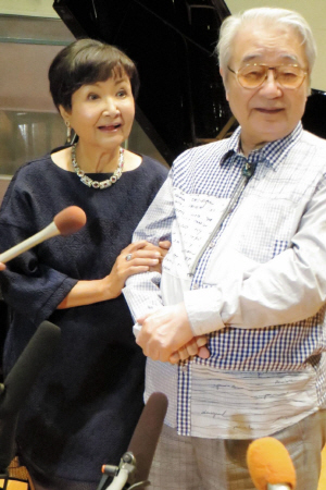前田憲男（右）のピアノ演奏で４３年ぶりに「ひこうき雲」のレコーディングを行った雪村いづみ＝東京・西早稲田　