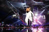 クライマックスでToshiを背負って花道を歩くYOSHIKI