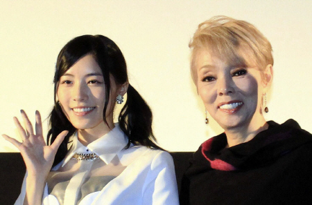 舞台あいさつに登場した松井珠理奈（左）と研ナオコ