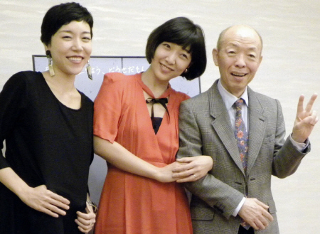 映画「０．５ミリ」の会見に登場した（左から）安藤桃子監督、安藤サクラ、坂田利夫