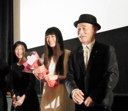 舞台あいさつした（左から）渡辺奈緒子、瀧内公美、笹野高史＝東京・新宿ミラノ３