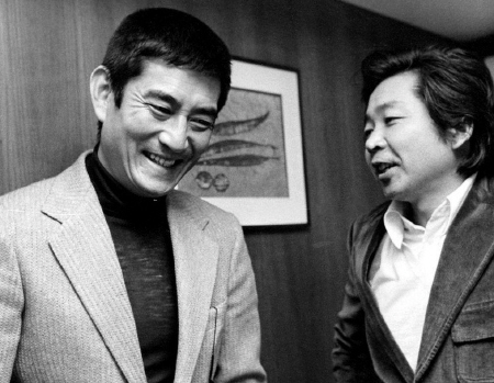 映画「幸福の黄色いハンカチ」で主演。山田洋次監督（右）と談笑する高倉健さん＝１９７７年３月