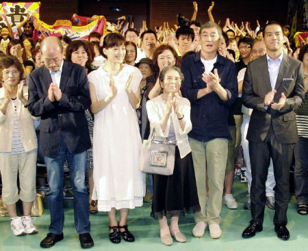 上映会に出席した（左から）降旗康男監督、綾瀬はるか、木山キヨさん、高倉健、三浦貴大