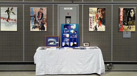 　スタジオには高倉健さんの出演作のポスターや写真が並べられた＝東映東京撮影所（撮影・北野将市）