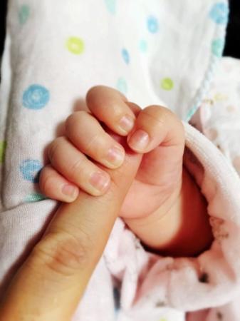 第１子となる女児誕生を発表したセンコウ。ベビーと指を握り合う写真も