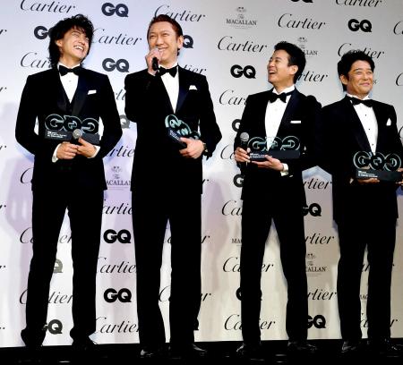 　授賞式で笑顔の（左から）小栗旬、布袋寅泰、唐沢寿明、坂上忍