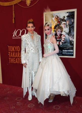 舞台に意気込む龍真咲（左）と愛希れいか＝東京・日比谷の東京宝塚劇場