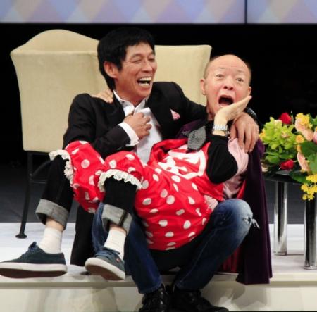 坂田利夫（右）の芸歴５０周年公演に祝福に駆けつけた明石家さんま＝大阪・なんばグランド花月