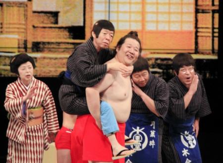 坂田利夫の５０周年公演では、なつかしの名物番組「あっちこっち丁稚」の再現コントも行われた＝大阪・なんばグランド花月