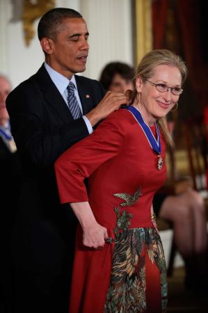 　２４日、ホワイトハウスで、女優のメリル・ストリープ（右）に勲章を授与するオバマ米大統領（ゲッティ＝共同）
