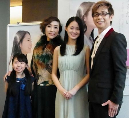 劇中で家族を演じた（左から）高橋美波、山本美智、吉本実憂、山寺宏一 