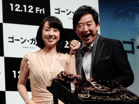 結婚５周年をケーキでお祝いされた石田純一（左）・東尾理子夫妻＝東京・西新宿