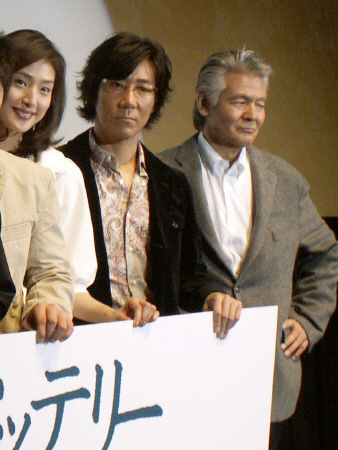 映画「バッテリー」の完成披露試写会に出席した（右から）菅原文太さん、岸谷五朗、天海祐希ら＝２００７年２月