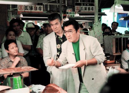 　宮城県塩釜市の塩釜仲卸市場を訪れた松方弘樹（右）と菅原文太さん＝１９９６年７月２２日