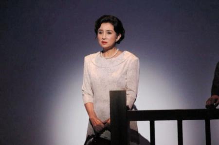通し稽古で小篠綾子さん役を熱演した秋吉久美子＝東京・六本木のブルーマンシアター
