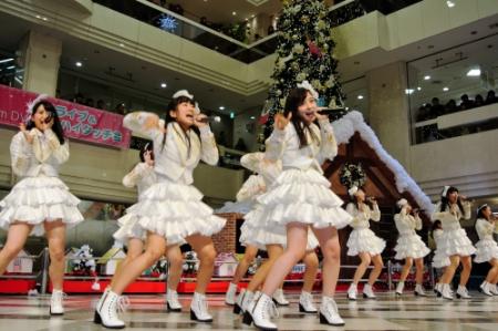 クリスマスムード漂うステージで新曲を歌うＲｅｖ．ｆｒｏｍ　ＤＶＬの橋本環奈（中央）＝東京・池袋