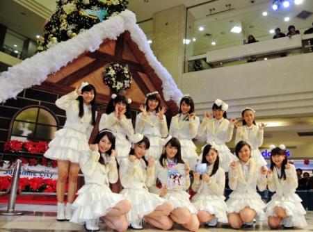クリスマスムード漂うステージで新曲を歌ったＲｅｖ．ｆｒｏｍ　ＤＶＬの橋本環奈（前列左から４人目）ら＝東京・池袋