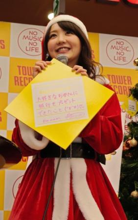 ツリーのオーナメントに「今年の幸せ」を書き込んだおのののか＝東京・渋谷