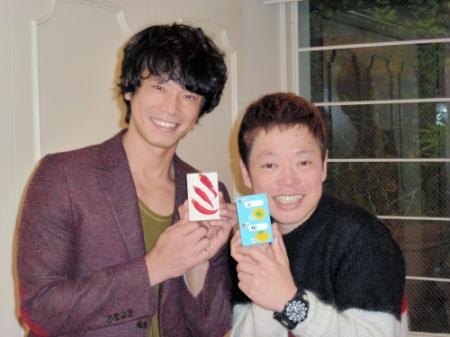 ワークショップで絵入れした桐箱を手に笑顔の庄司智春（左）とネゴシックス＝東京・銀座