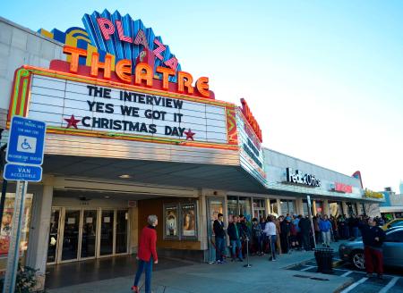 　２５日、米南部アトランタの映画館で、「ザ・インタビュー」を見るために並ぶ人々（ＵＰＩ＝共同）