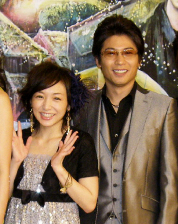 夫婦役を演じた映画の会見で笑顔を見せる加護亜依（左）と水元秀二郎（２００９年１月）