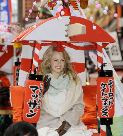 　大阪・ミナミの繁華街を練り歩く宝恵駕籠に乗る女優のシャーロット・ケイト・フォックス＝１０日午前