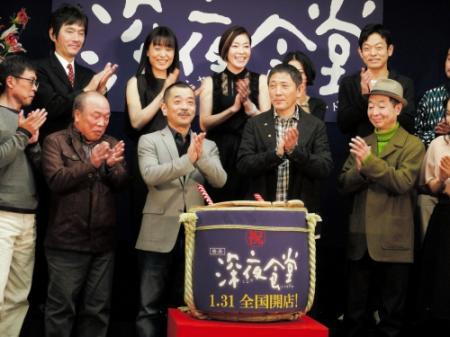 会見した小林薫（前列左から４人目）ら＝東京・銀座の東映本社