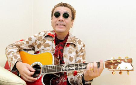 　震災から２０年、嘉門達夫はギターを奏で歌い続ける＝大阪市・ＦＭ大阪（撮影・保田叔久）