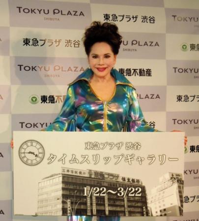 ８０年代ディスコ風の衣装で登場したデヴィ夫人＝東京・渋谷の東急プラザ
