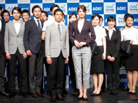 就活を控える大学生たちと写真におさまる菅谷哲也（左から３人目）とマギー（左から４人目）＝東京・恵比寿ガーデンルーム