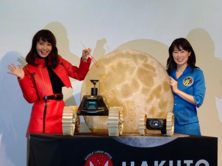 　会見に出席した（左から）加藤夏希、宇宙飛行士の山崎直子さん＝東京・渋谷