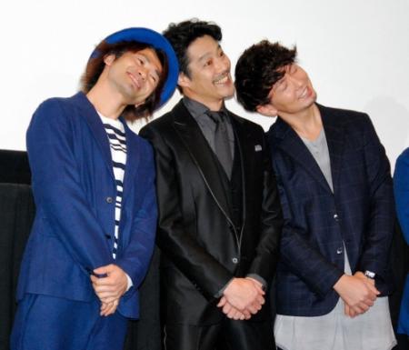 ナオト・インティライミ（左）と相思相愛の堤真一（中央）。右は映画主題歌を手掛けた湘南乃風・ＳＨＯＣＫ　ＥＹＥ＝東京・新宿バルト９