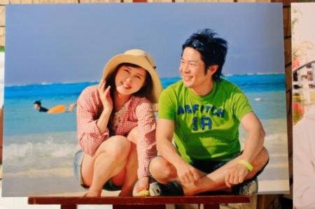 葬儀場に展示された、清水健アナウンサーと妻・奈緒さんの写真