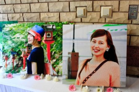 葬儀場に展示された、清水健アナウンサーの妻・奈緒さんの写真